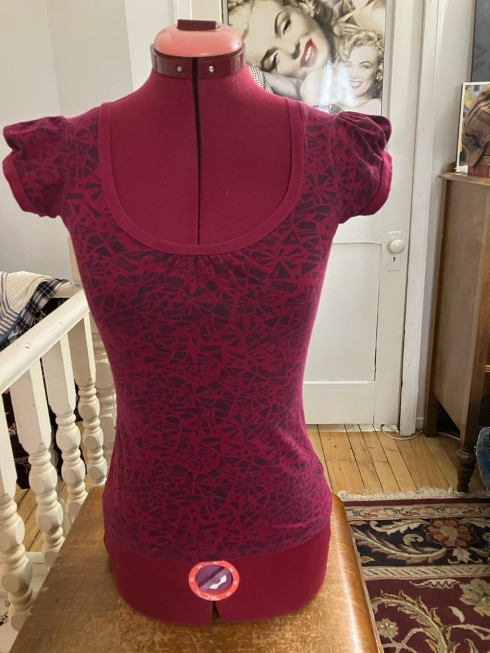 3/30$ Women’s Scoop Neck Short Sleeve Top in Dark Pink geometric Pattern xs